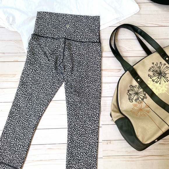 Like New Lululemon Wunder under crop leggings - Picture 2 of 5